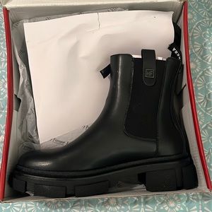 Henry Ferrerà Woman’s Chelsea platform boots size 10